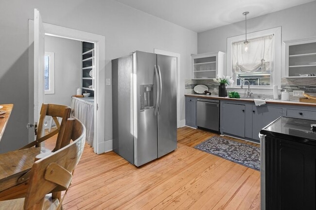 Building Photo - 915 N Center St