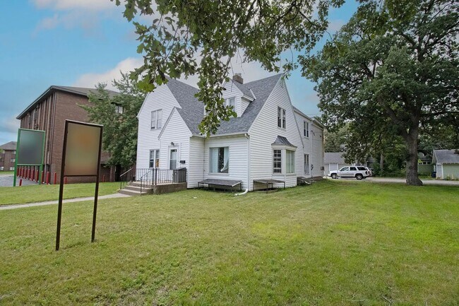 Building Photo - 815 5th Ave S