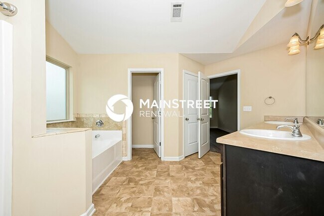 Building Photo - 5 Bedroom Pet-Friendly Home in Locust Grove, GA with Main Street Renewal