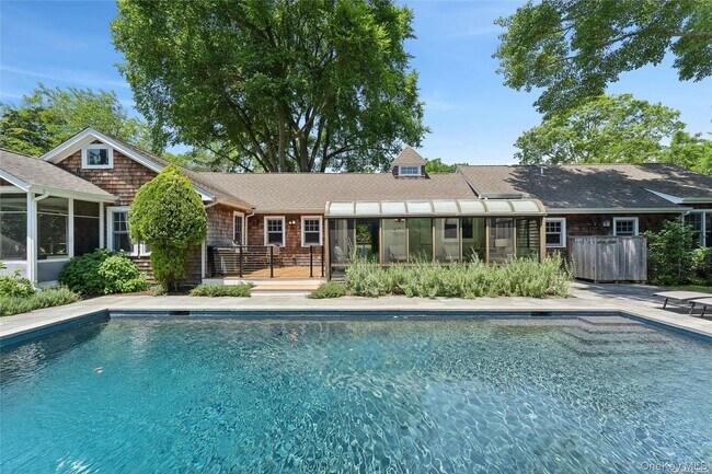 Building Photo - 695 Main St