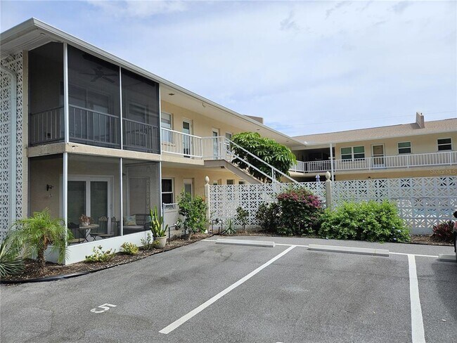 Building Photo - 509 W Venice Ave