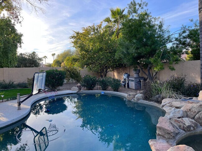 Building Photo - 4746 W Carla Vista Dr