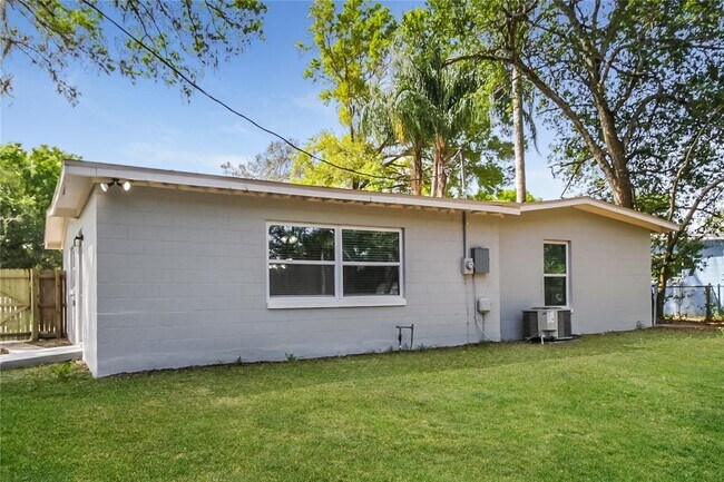Building Photo - 6007 Oakcrest Cir