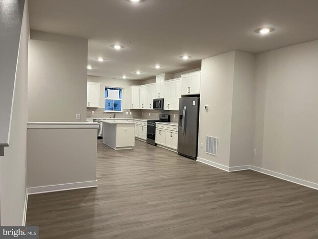 Building Photo - 501 Titanium St