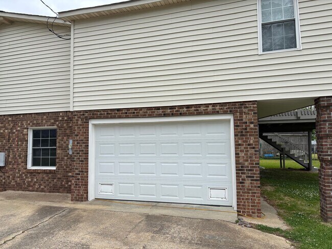Building Photo - 3 Bedroom Canal Front