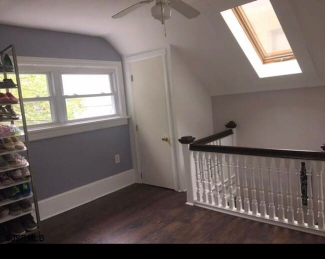 Building Photo - Charming 2 bedroom 1 bathroom, recently re...
