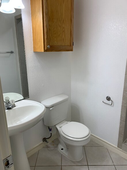 Building Photo - 1000 Ranchway Dr