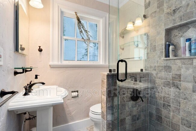 Building Photo - 732 Edgewater Dr