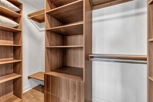 Building Photo - 1116 Emilia Ave