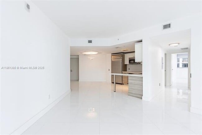 Building Photo - 1300 Brickell Bay Dr
