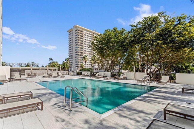 Building Photo - 340 Sunset Dr