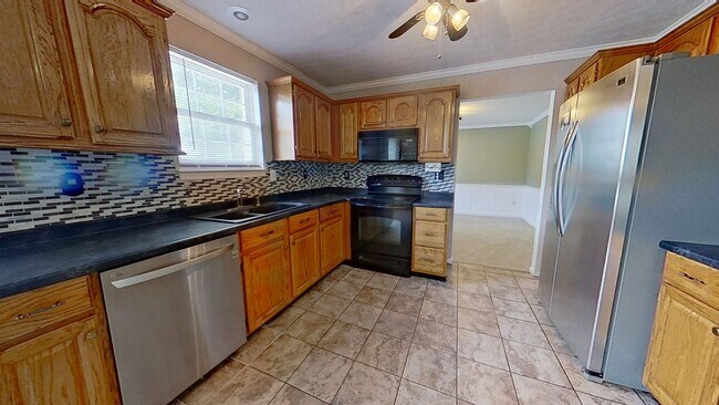 Building Photo - Spacious Single Family Home