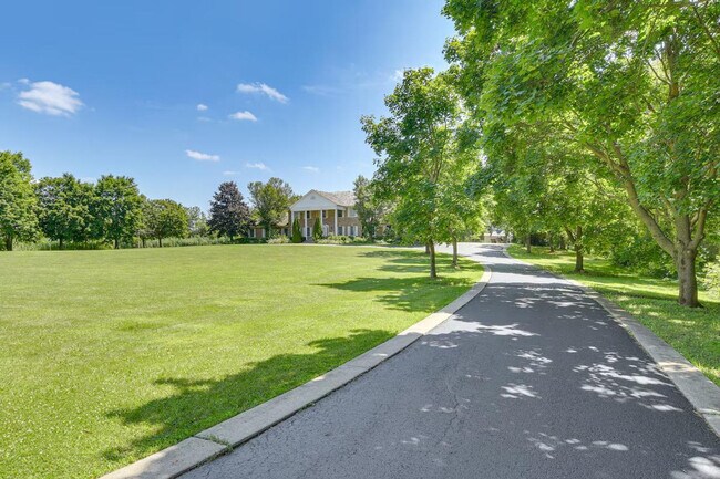 Building Photo - 7 Creekside Ln