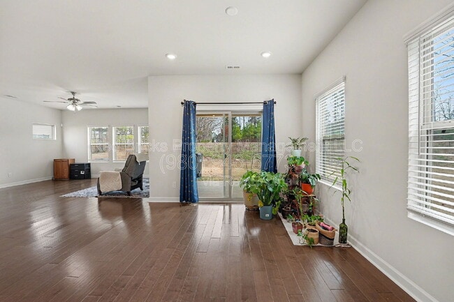 Building Photo - 11948 Red Leaf Dr