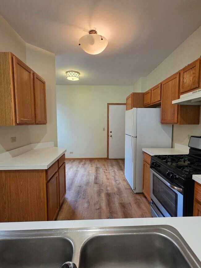 Building Photo - 10 Waverly Ct