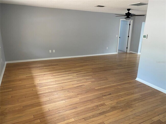 Building Photo - 701 Bluff View Dr