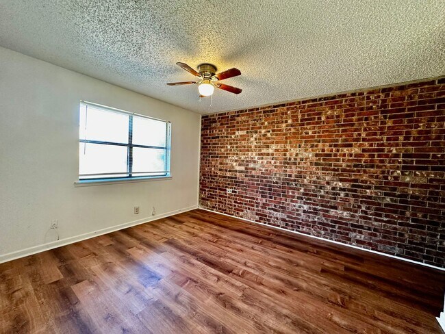 Building Photo - Bowie Trust-Mack Hollimon Duplex