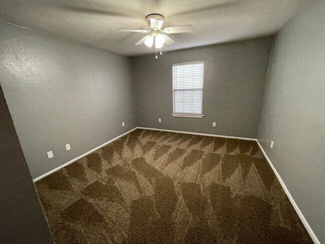 Building Photo - 2BED/2BATH DOWNSTAIRS NEAR GOV SQ