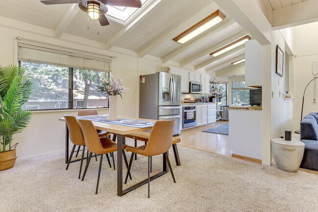 Building Photo - 2820 Greenway Dr