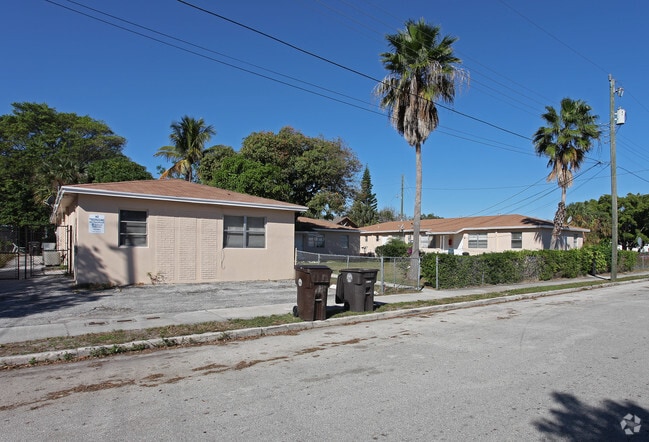 Building Photo - Henrietta Villas