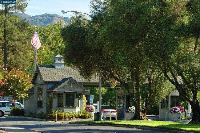 Building Photo - 3377 Rossmoor Pkwy