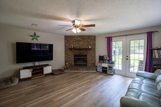 Building Photo - 21 Pinewood Ln