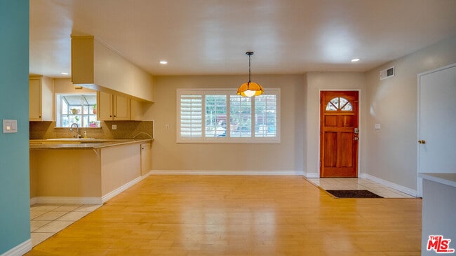 Building Photo - 9631 Crystal View Dr