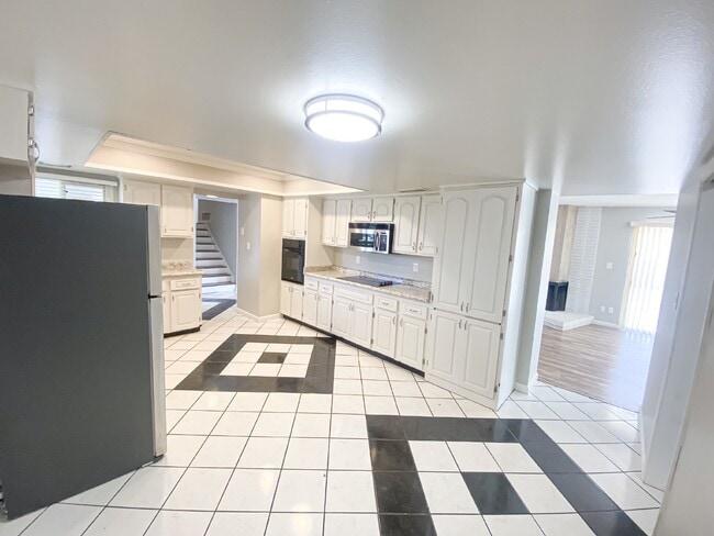 Building Photo - 1519 E Laguna Dr
