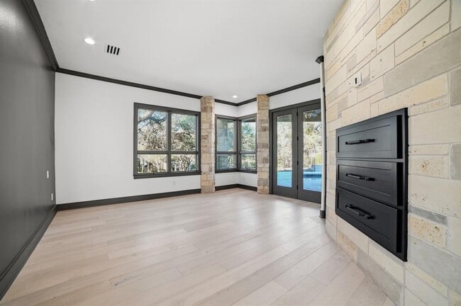 Building Photo - 2700 Marina Shores Dr