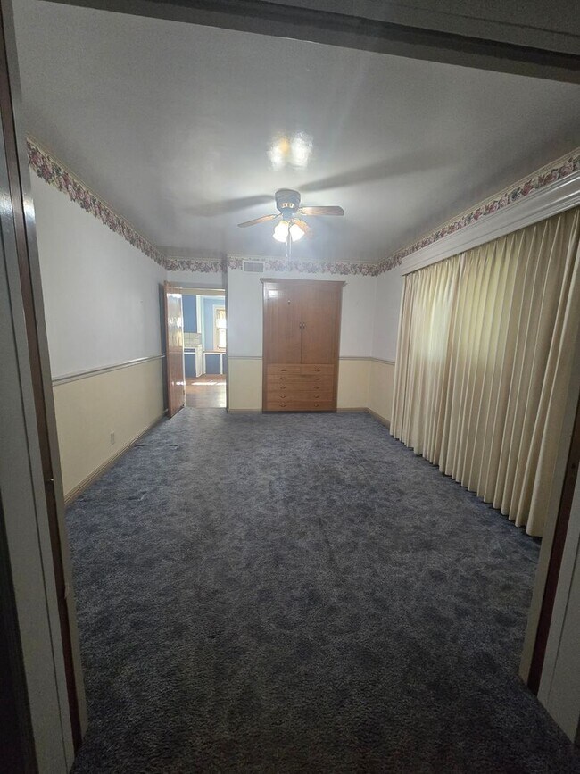 Building Photo - 4 Br 3 Ba + Flex w/ Fireplace