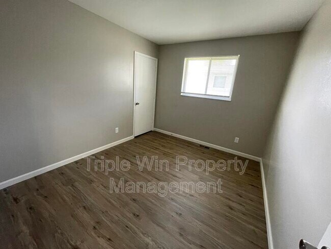 Building Photo - 690 Wiethaupt Rd