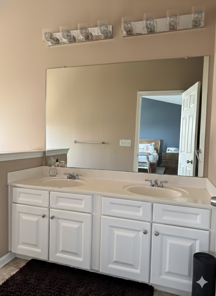 Masters bathroom - 813 Deluca Rd