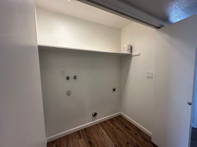Building Photo - 3701 Colonial Dr