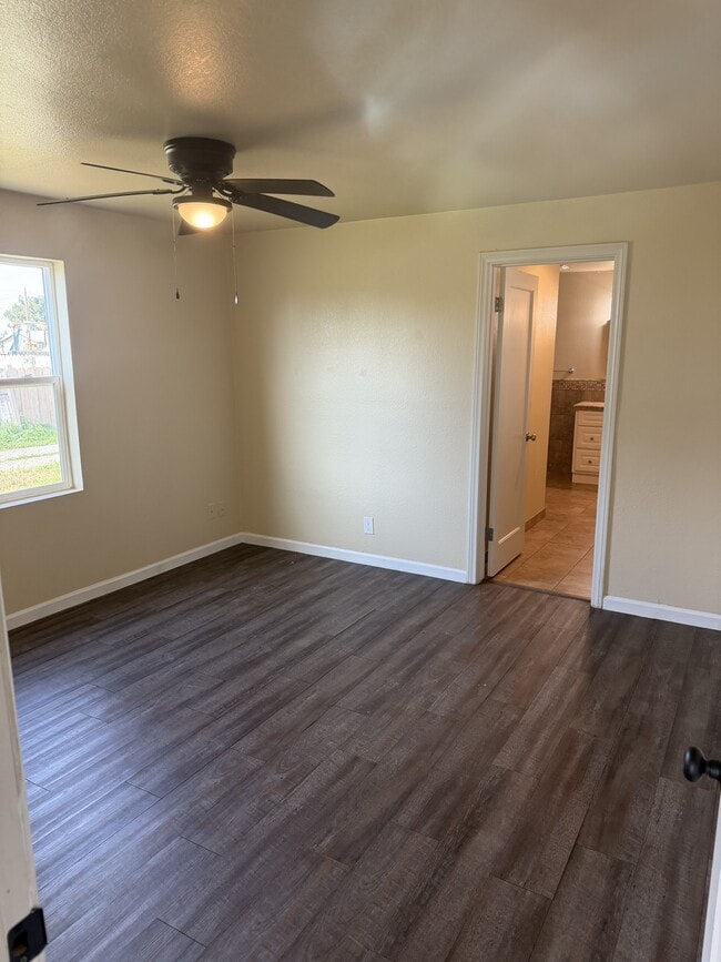 Building Photo - 1004 E K Ave