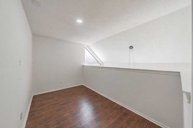 Building Photo - Updated 1-Bedroom Condo in Gated Community...