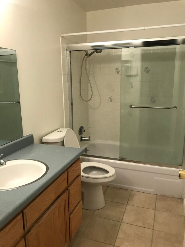 Building Photo - Cozy & Centrally Located 3 Bedroom Townhou...