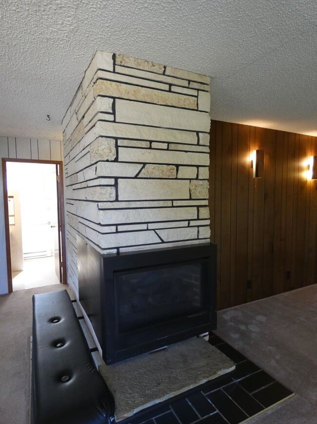 Building Photo - Central Duplex with View