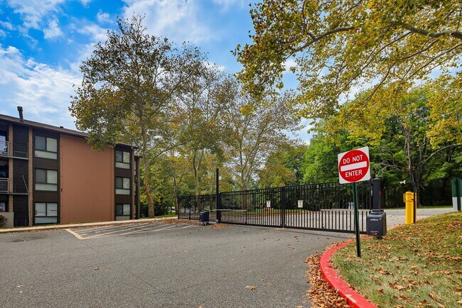 Building Photo - 5911 Tamar Dr