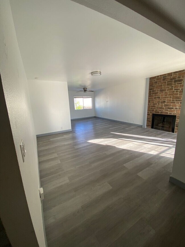 Building Photo - Julian House (DMM125)