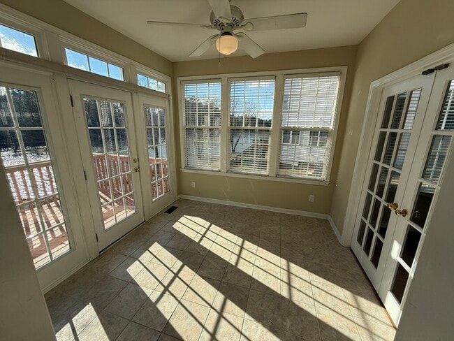 Building Photo - Beautiful 3 Bedroom 2.5 Bath End Unit Town Home with Lake View!