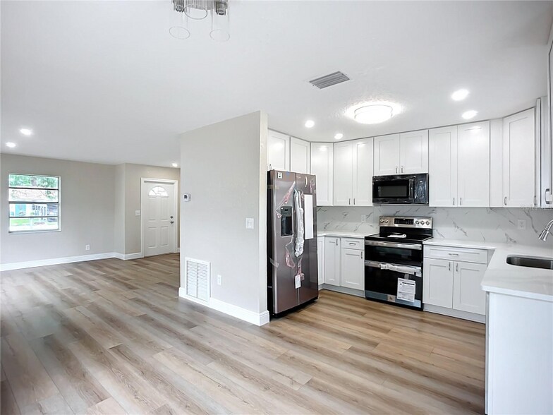 Building Photo - 6511 3rd Ave NE