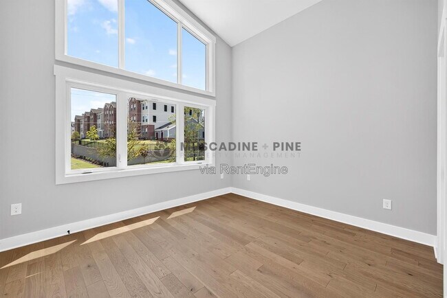Building Photo - 543 Bragg St