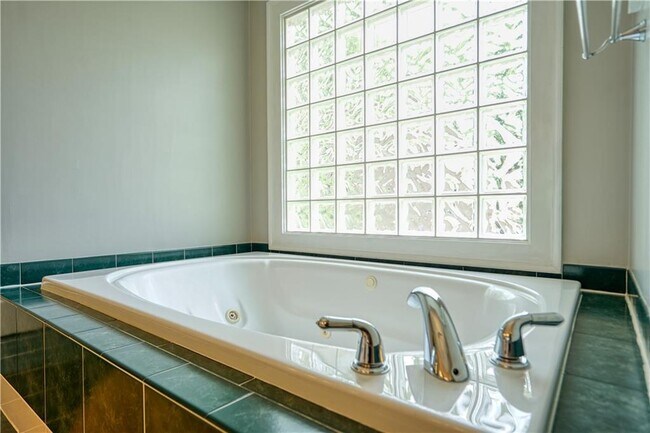 Building Photo - 958 Glenverness Dr