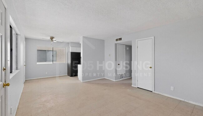 Building Photo - Spacious 2-Bedroom Unit Near Kirtland Air Force Base