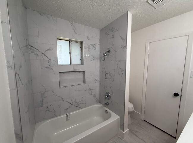 Building Photo - 16814 Barcelona Dr