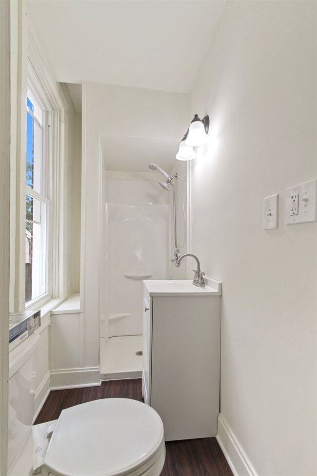 Building Photo - Spacious 5 Bedroom, 2 Bath Home in York City!