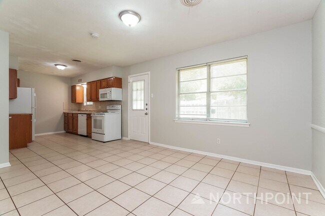 Building Photo - 3 BR/1.5BA | Updated Single Family Home | Front yard |In Hurst!
