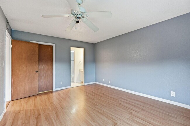 Building Photo - 430 Commodore Dr