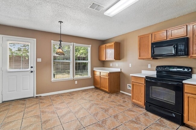 Building Photo - 2232 Chestnut Dr