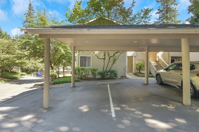 Building Photo - Your Sun-Drenched Redmond Retreat Awaits!